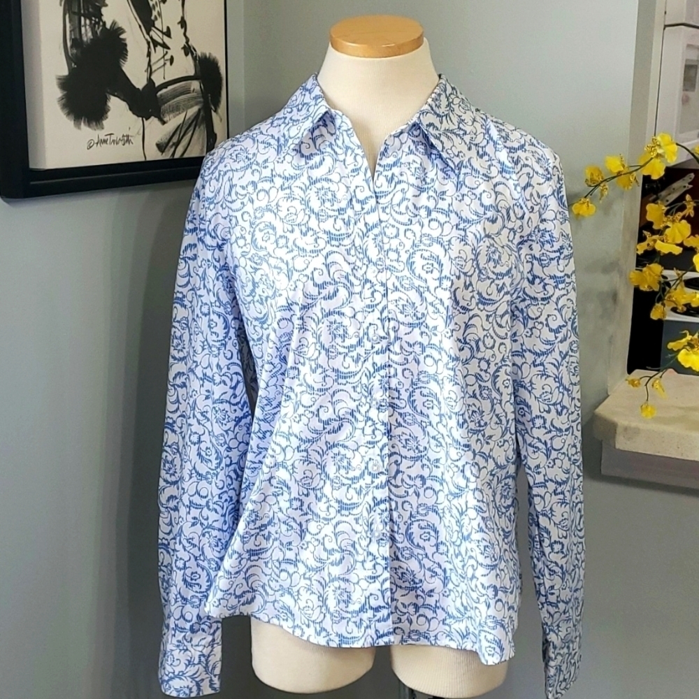 Kim Roger's button-down casual blouse blue and white print. Large, cotto…
